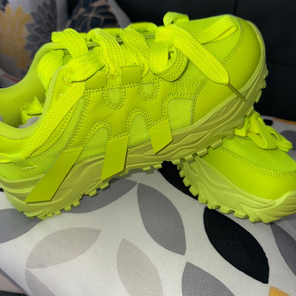 Green Sneakers with Chunky Design and Good Traction
